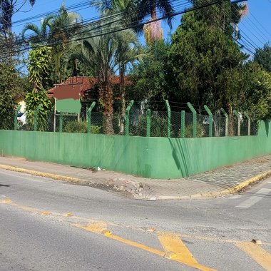 CASA EM TERENO DE ESQUINA, ÓTIMA LOCALIZAÇÃO NO CENTRO DE CAMBORIÚ-SC CASA EM TERENO DE ESQUINA, ÓTIMA LOCALIZAÇÃO NO CENTRO DE CAMBORIÚ-SC